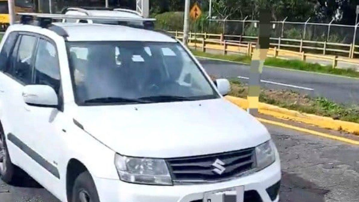 Los huecos y las grietas se han formado a lo largo de la autopista General Rumiñahui