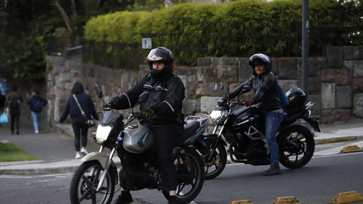 Controles. Exceder el número de pasajeros permitidos moto conlleva una multa del 15% de un salario básico.