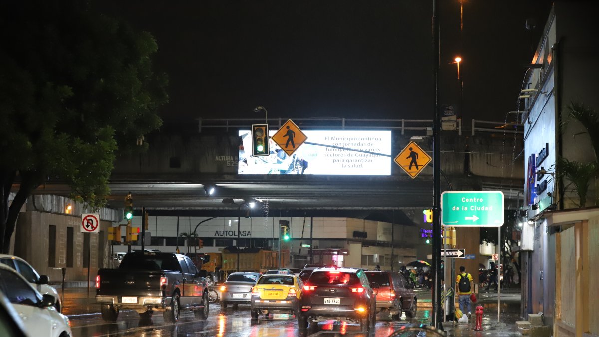 Escenario. En el recorrido de EXPRESO contó al menos cinco pantallas colocadas en los pasos a desnivel, cerca de semáforos.