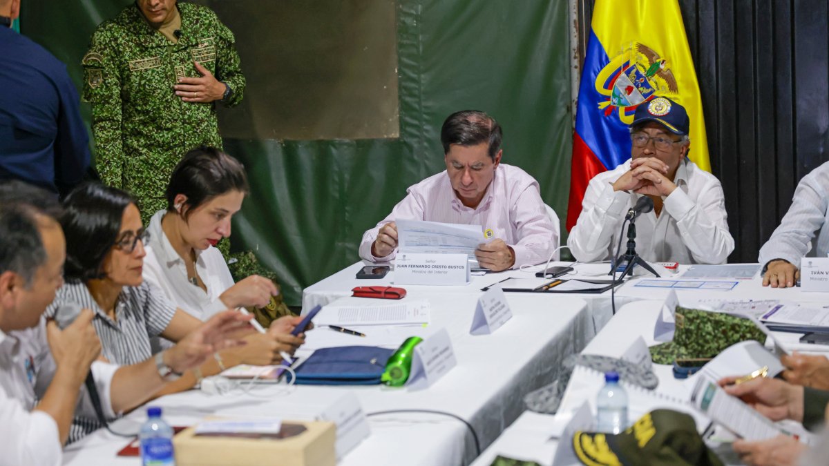 El presidencia de Colombia del mandatario colombiano Gustavo Petro (d) junto al ministro del Interior, Juan Fernando Cristo (c), durante un Consejo de Seguridad y Paz.