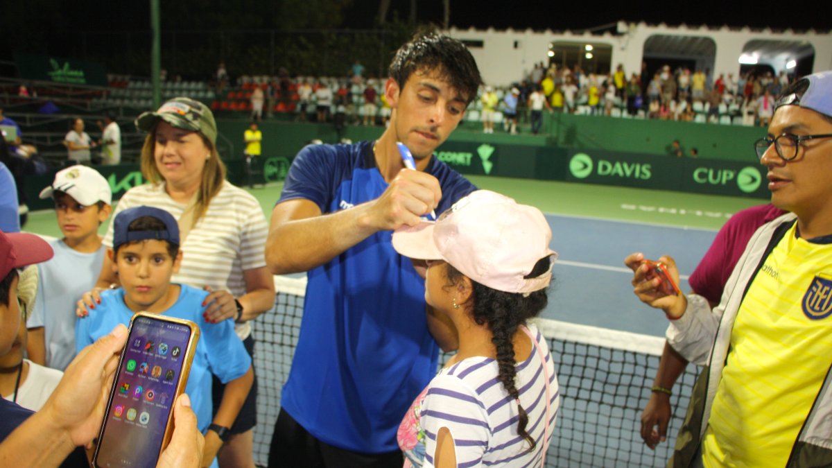 Andrés Andrade celebra su victoria ante Franco Roncadelli, asegurando el pase de Ecuador a la siguiente ronda de la Copa Davis.