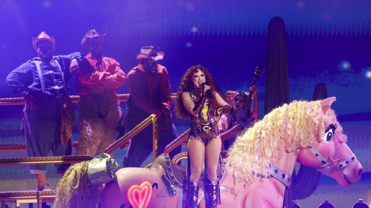 La cantante estadounidense Chappell Roan (C).