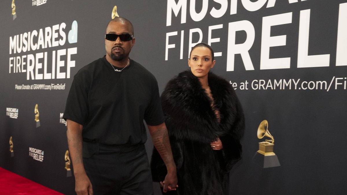 Kanye West (I) y Bianca Censori en la alfombra roja de la 67ª edición de los Premios Grammy en el Crypto.com Arena de Los Ángeles, California.