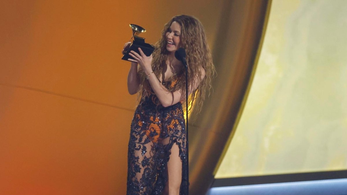 La cantante colombiana Shakira recibe el Grammy al Mejor Álbum Pop Latino durante la 67ª ceremonia anual de los Premios Grammy.