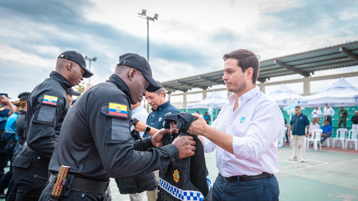 Hecho. Fernando Cornejo, presidente del Directorio de SEGURA EP, en febrero pasado entregó chalecos a los agentes de control municipal.