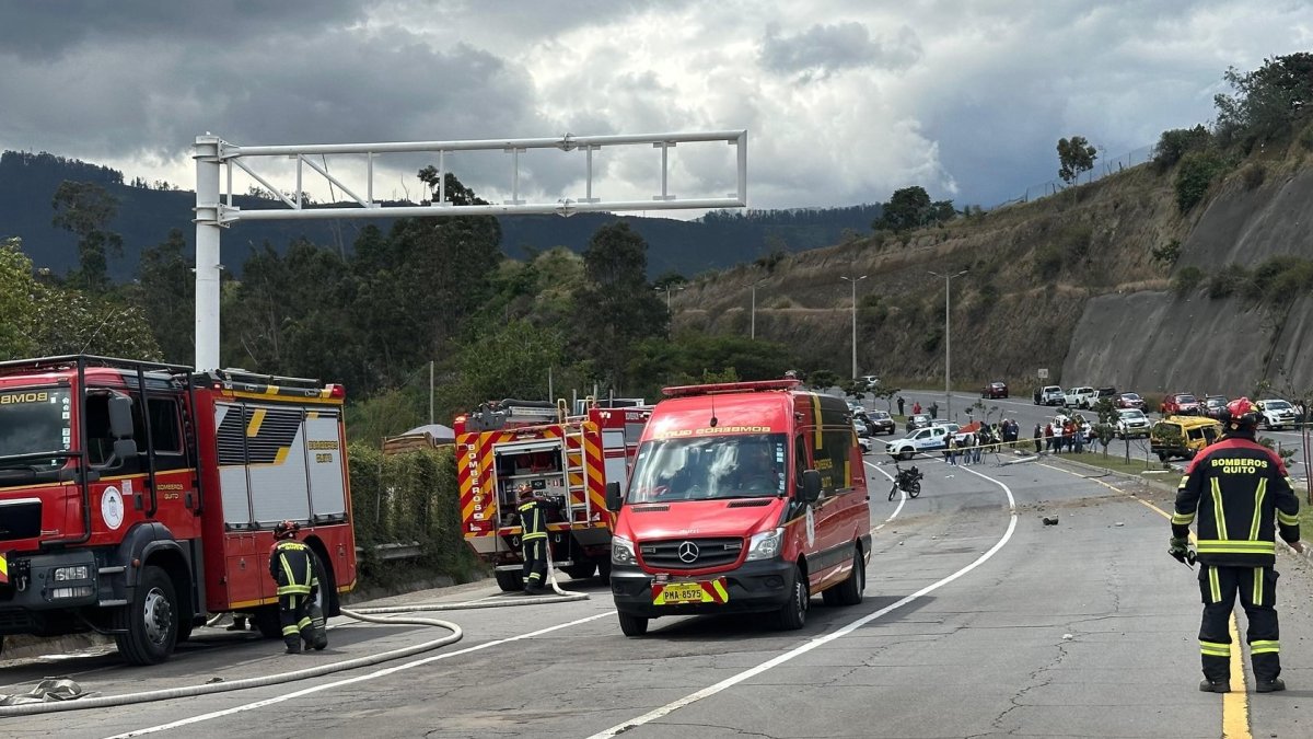 El tanquero quedó sobre un talud, mientras que la buseta escolar y otros autos yacían sobre la Ruta Viva, luego del accidente de tránsito.