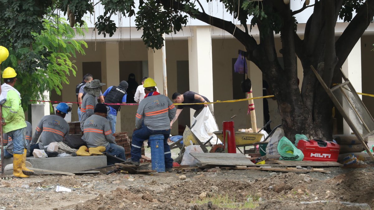 Servidores policiales acudieron a los exteriores de las oficinas de la ATD para recabar indicios respecto al asesinato del agente Kelvin Jarama.