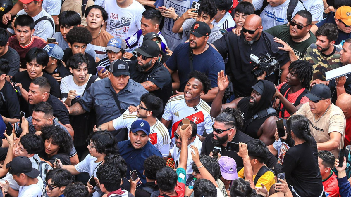 Fotografía cedida el pasado 28 de enero por la Agencia Andina de Perú en la que se registró al youtuber estadounidense 'Speed' (c), al caminar em medio de decenas de seguidores, en Lima (Perú).