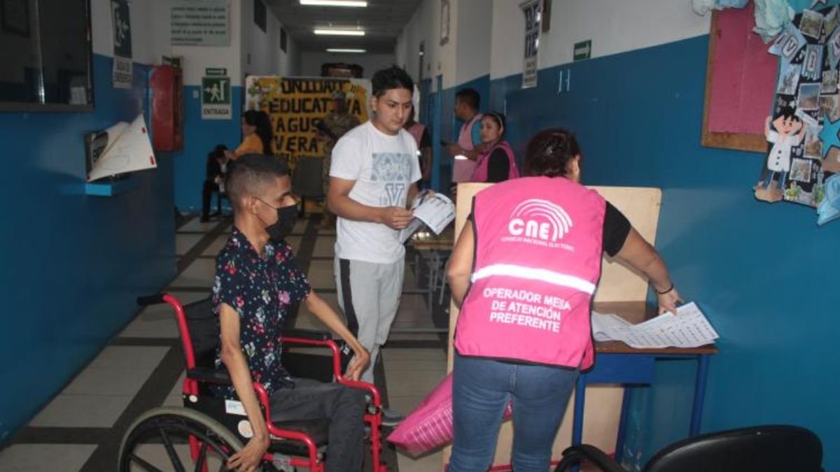 El voto asistido está destinado para las personas con discapacidad que requieren de la ayuda de una persona de su confianza.