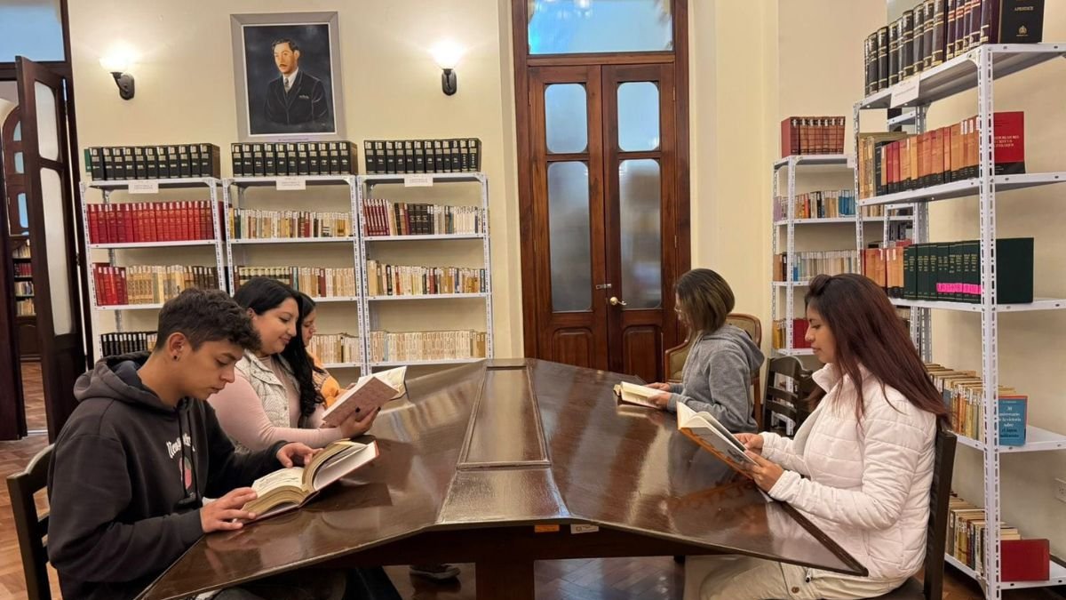Biblioteca. Libros de autores nacionales e internacionales son parte de esta reserva militar.
