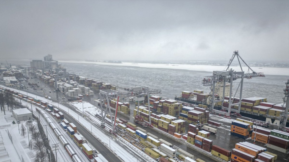 Se ven contenedores de envío en el puerto de Montreal en Montreal, Canadá, el 3 de febrero de 2025.