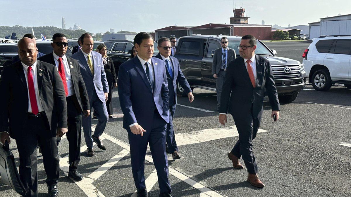 El secretario de Estado de Estados Unidos, Marco Rubio (c), camina por la pista del Aeropuerto Internacional Marcos A. Gelabertuna este 3 de febrero de 2025.