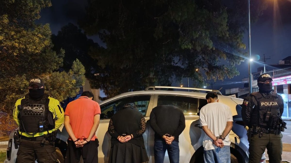 Operativo. Detienen a cuatro personas que circulaban en un auto robado en Carcelén.