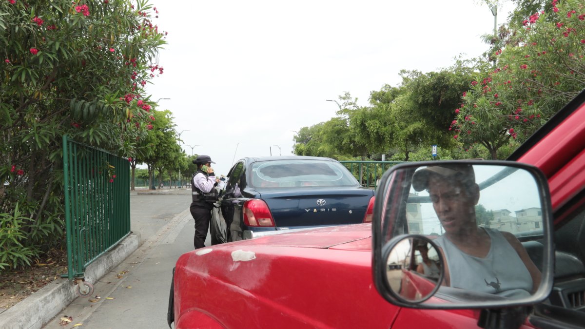 Descontento. Los visitantes consultados se mostraron inconformes al conocer la nueva medida. Actualmente sigue siendo gratuito el parqueo.