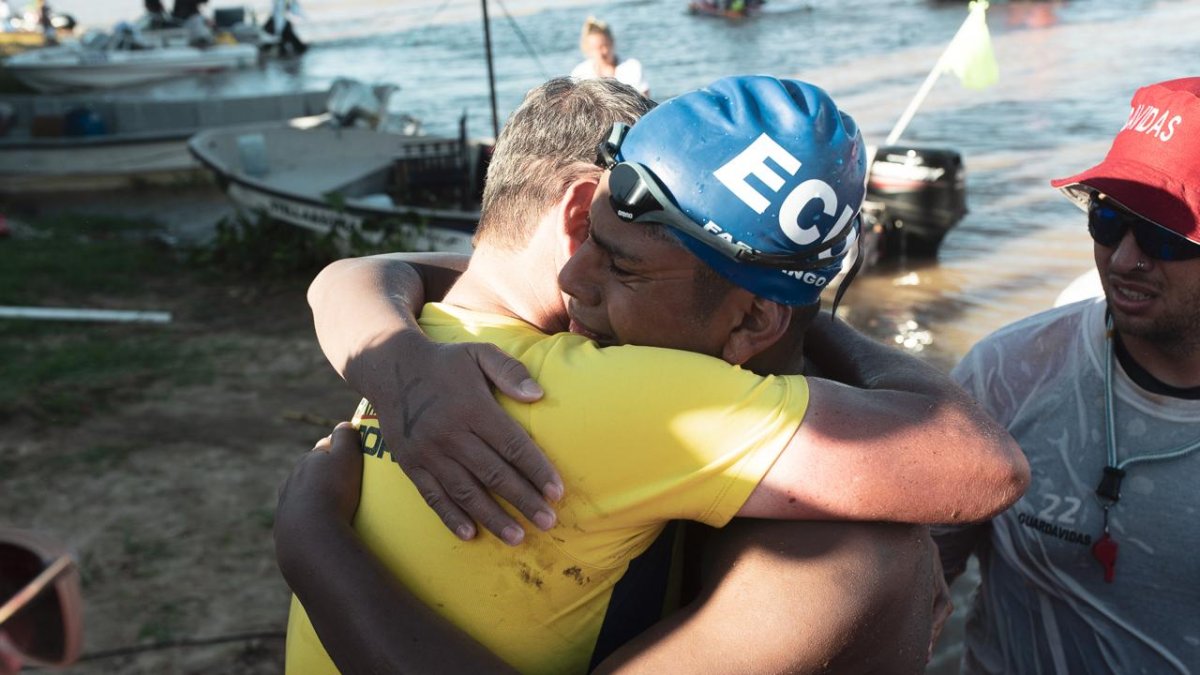 El orense se abrazó con su entrenador y rompió en llanto tras la extenuante prueba.