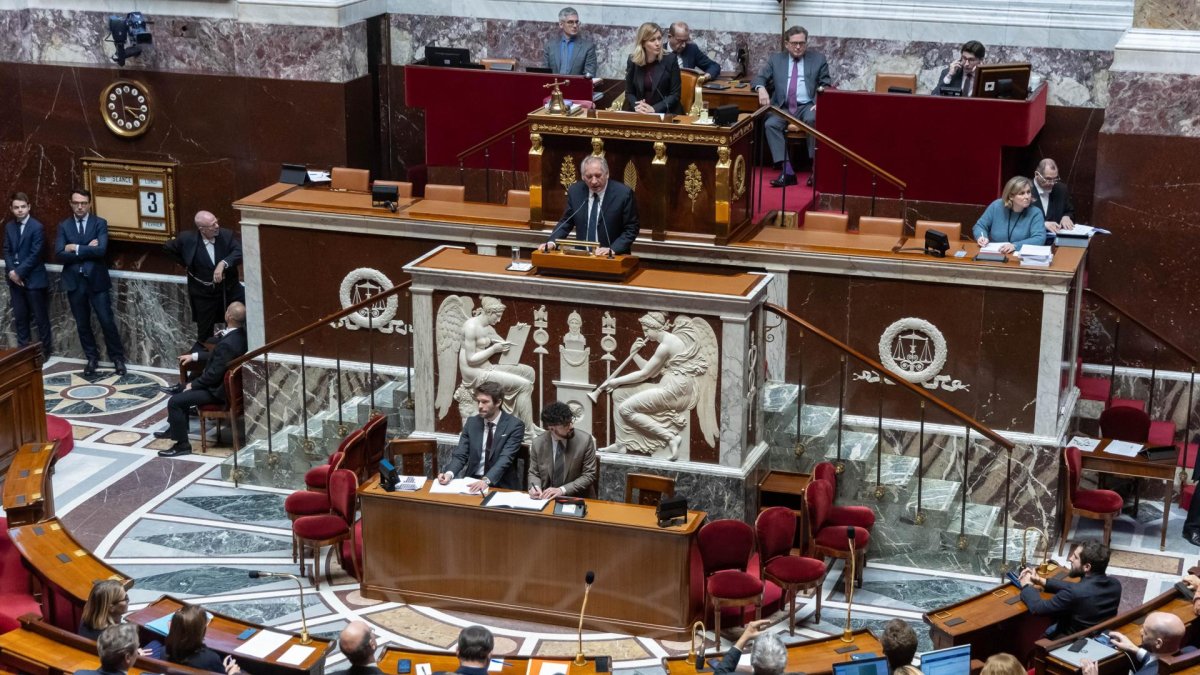 El primer ministro, Francois Bayrou, habla durante una sesión de la Asamblea Nacional para votar sobre el presupuesto estatal y el presupuesto de la Seguridad Social en París.