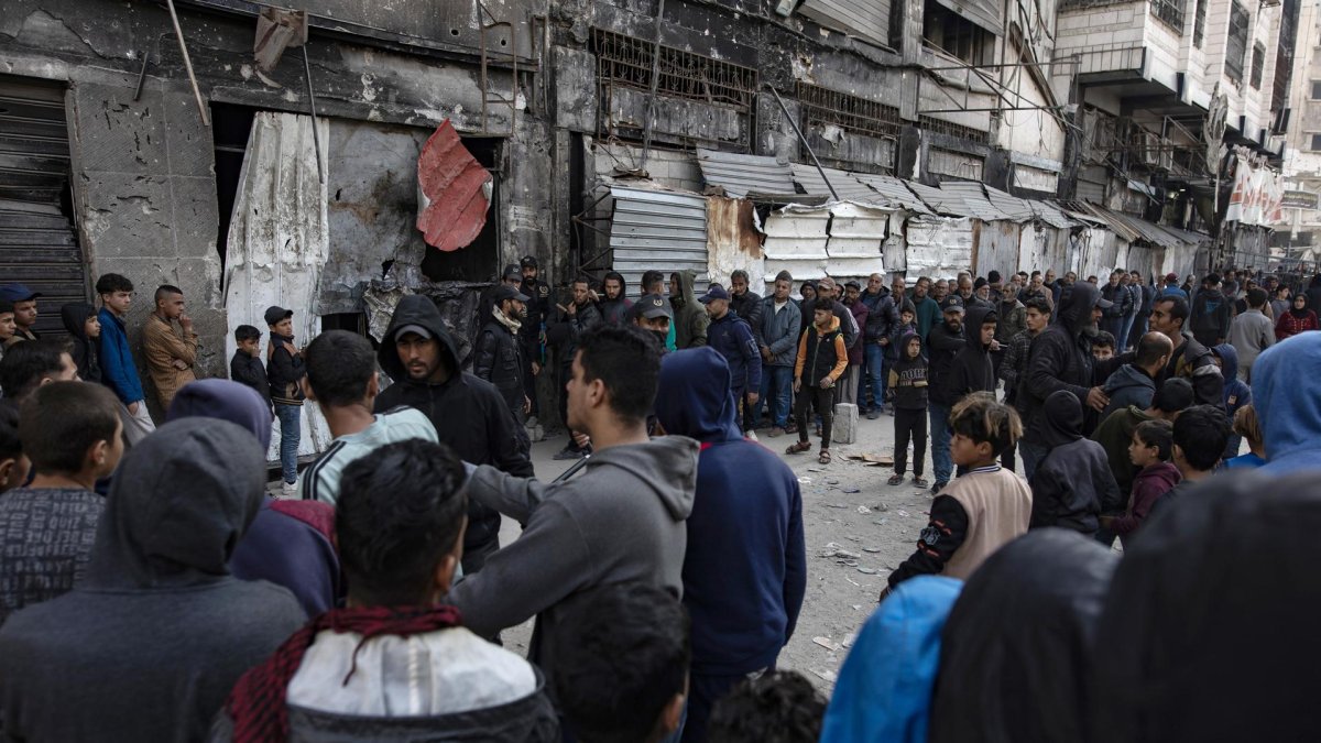 Palestinos se reúnen frente a una panadería para conseguir pan en la ciudad de Gaza, el 3 de febrero de 2025, en medio de un alto el fuego entre Israel y Hamás.