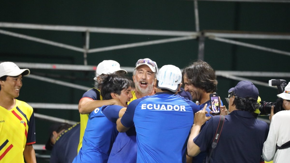 El equipo tricolor en pleno festejó eufórico el tercer y definitivo punto de la serie que les dio la victoria.