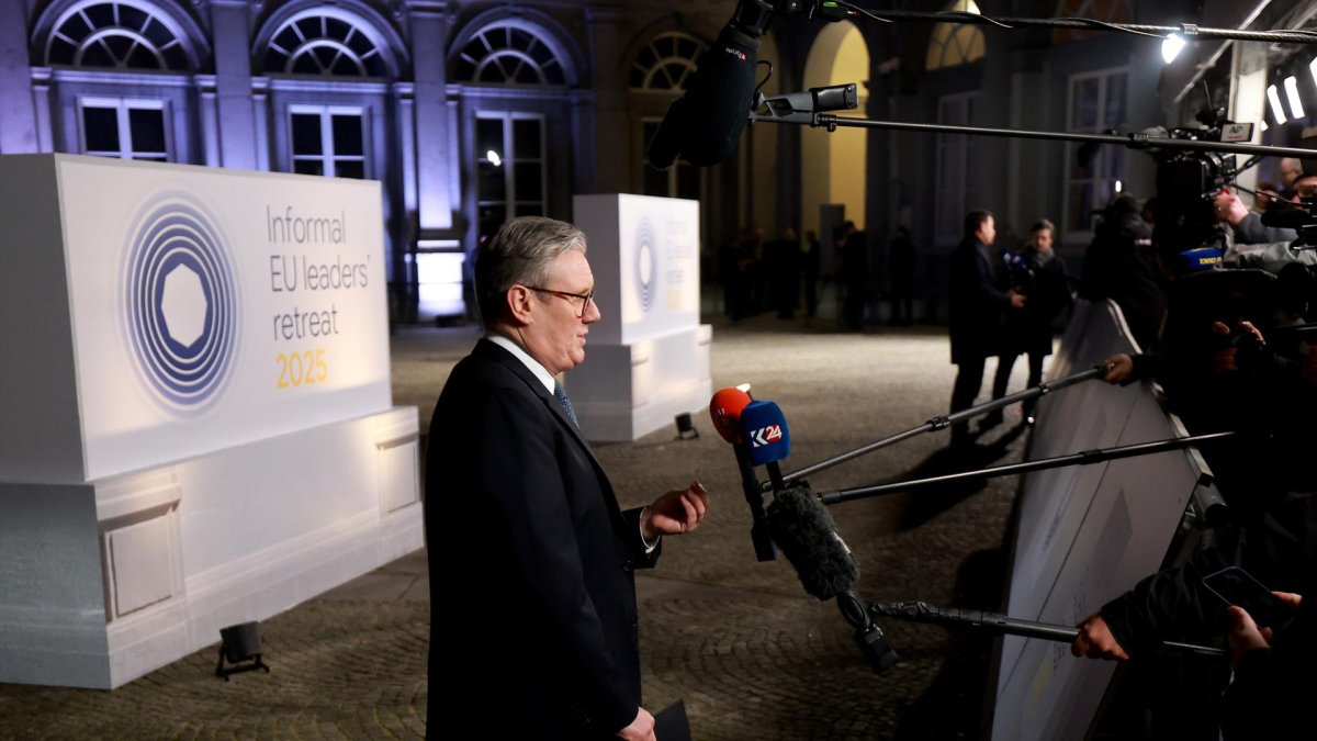 El primer ministro británico, Keir Starmer, habla con los medios cuando llega para asistir a una cena con motivo del retiro informal de los líderes de la UE en el Palacio de Egmont en Bruselas.