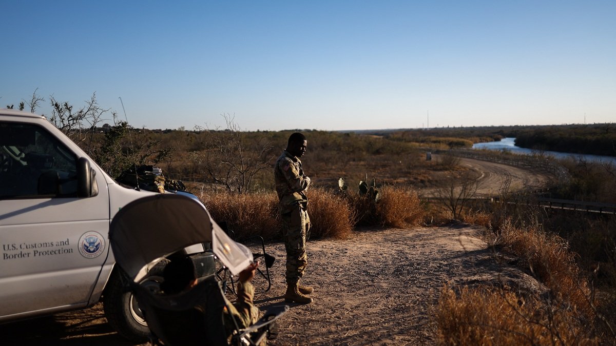 Un soldado del ejército estadounidense monitorea la frontera entre Estados Unidos y México en Seco Mines, Texas, el 24 de enero de 2025.