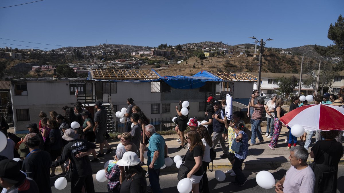 Personas participan en la conmemoración del aniversario del megaincendio este domingo, en Viña del Mar (Chile).