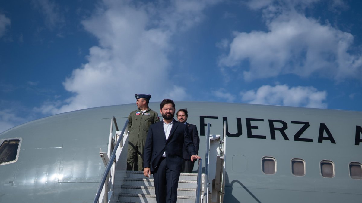 El presidente de Chile, Gabriel Boric (c) a su llegada a Montevideo, Uruguay donde ha llegado para reunirse con su homólogo uruguayo, Luis Lacalle Pou, y visitar al expresidente José “Pepe” Mujica.