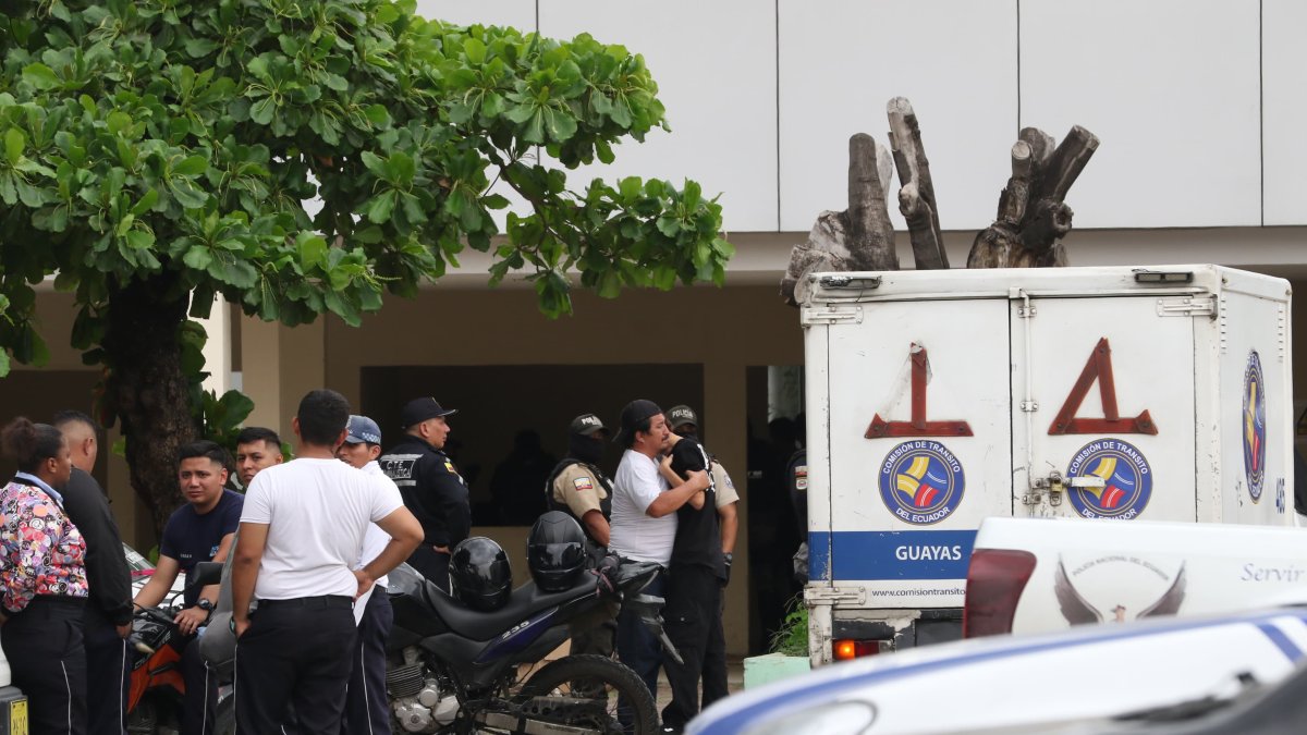 Familiares de Kelvin Jarama acudieron hasta el sitio del crimen, la tarde de este lunes 3 de febrero.