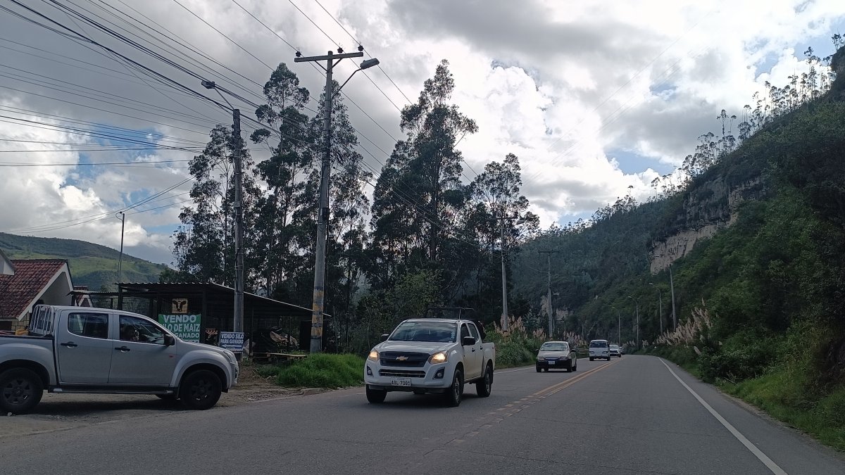 Velocidad. Los habitantes de la zona se arriesgan a diario al tomar la vía.