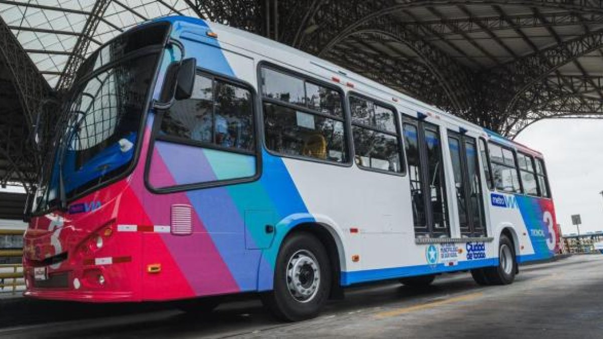 Varios nuevos buses cuentan con aire acondicionado. Los usuarios las esperan