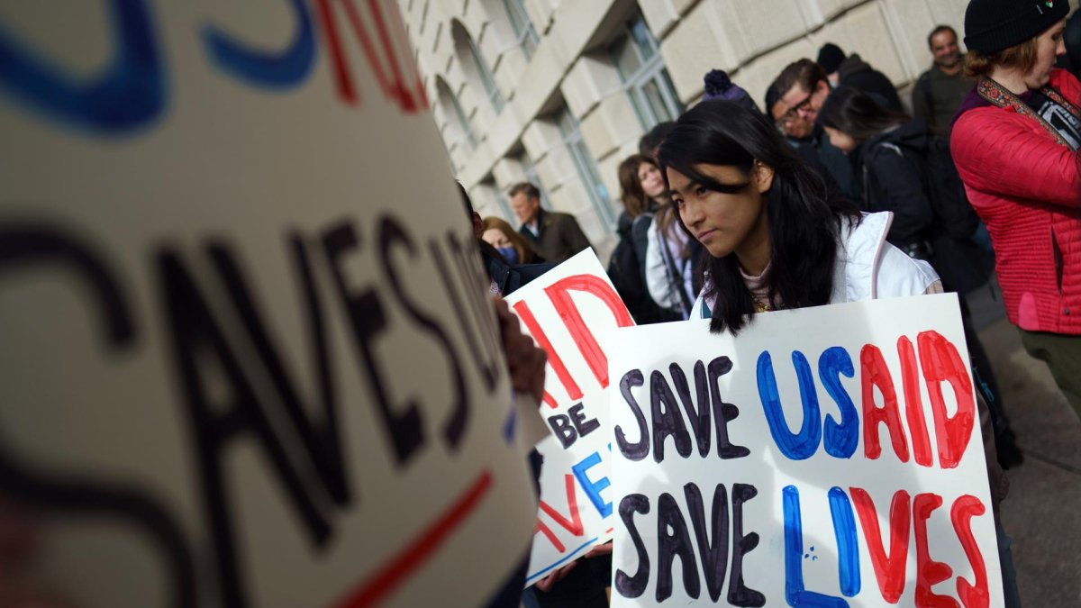 Manifestantes frente a la Agencia de Estados Unidos para el Desarrollo Internacional (USAID) en Washington, DC, EE. UU., 3 de febrero de 2025.