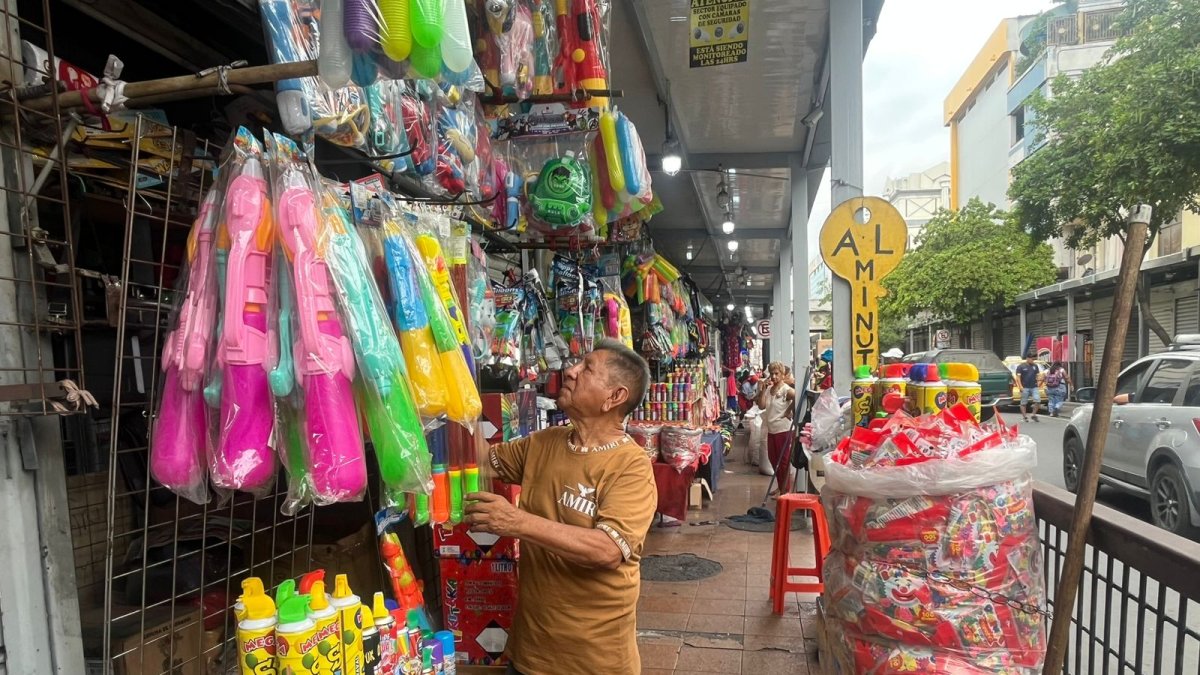 Comerciantes se preparan para las ventas por Carnaval.