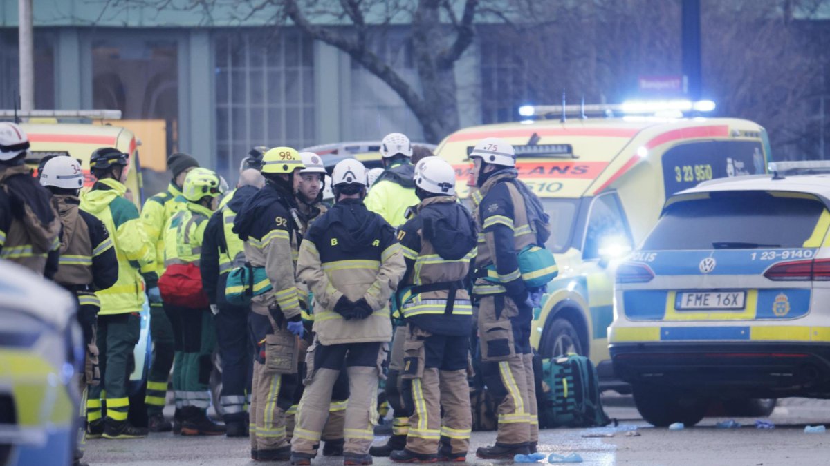 El personal de emergencia se reúne después de un tiroteo en la Escuela Risbergska en Örebro, Suecia, 04 de febrero de 2025.