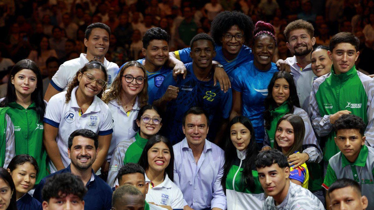 El presidente Daniel Noboa junto a los deportistas durante el anuncio del evento en Guayaquil.