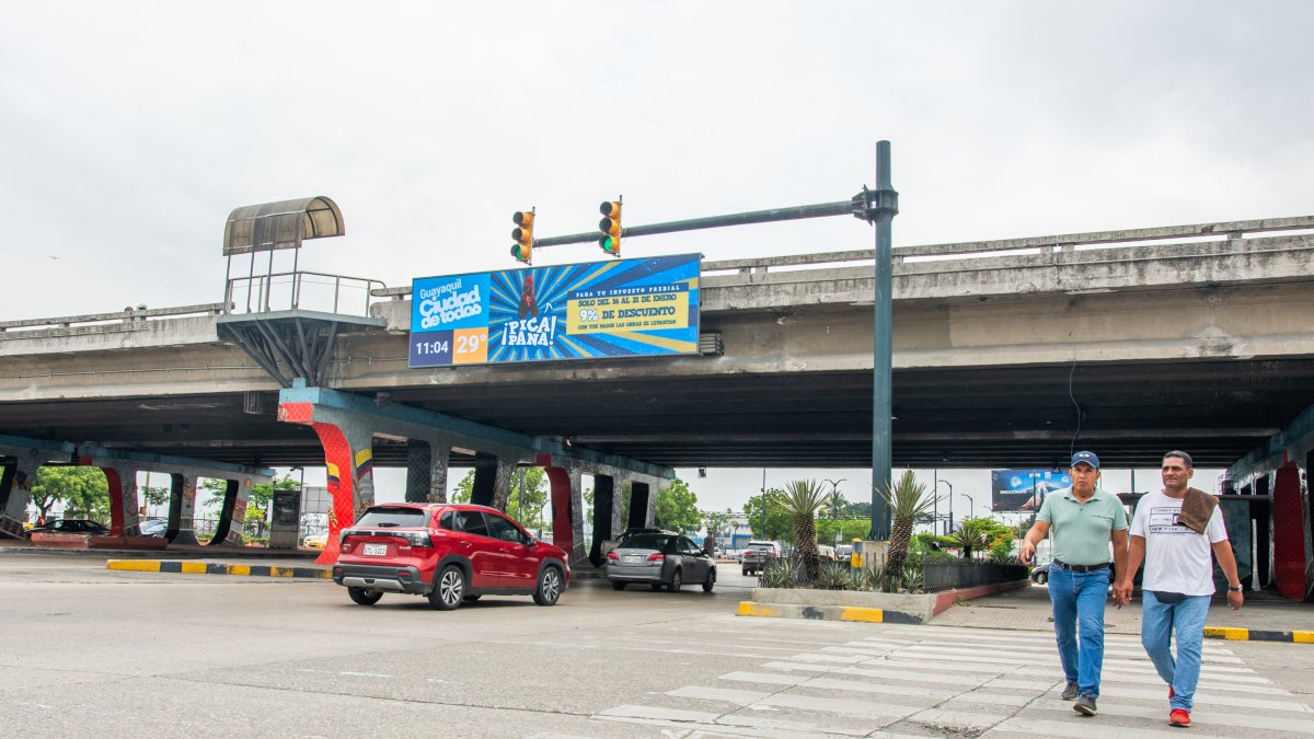 Una de las pantallas sobre un paso a desnivel en Guayaquil. 