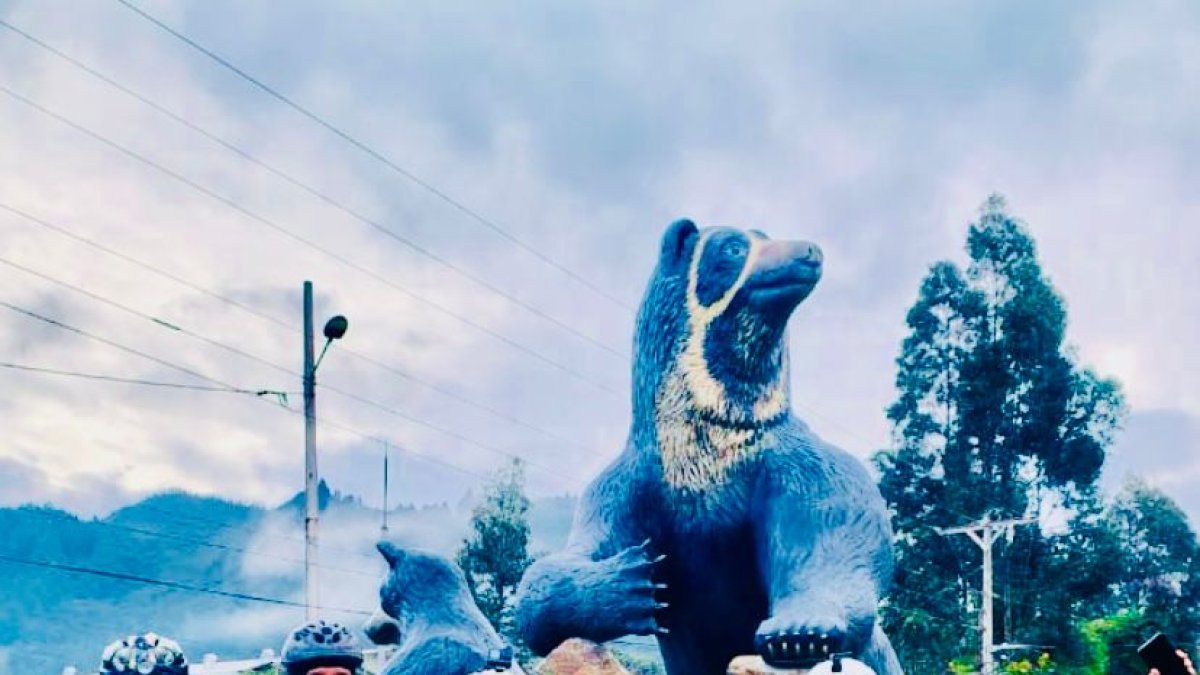 Celebración de los ciclistas tras cumplir el objetivo en suelo fronterizo.
