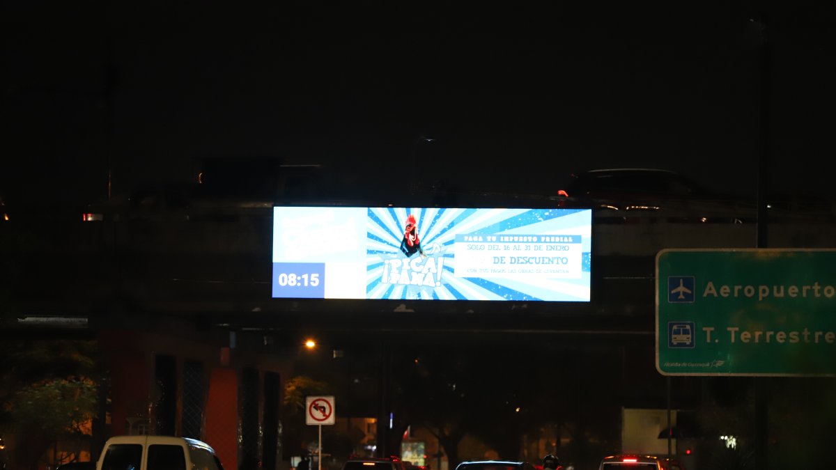 Guayaquil. Una pantalla en un paso a desnivel en el norte de la ciudad.