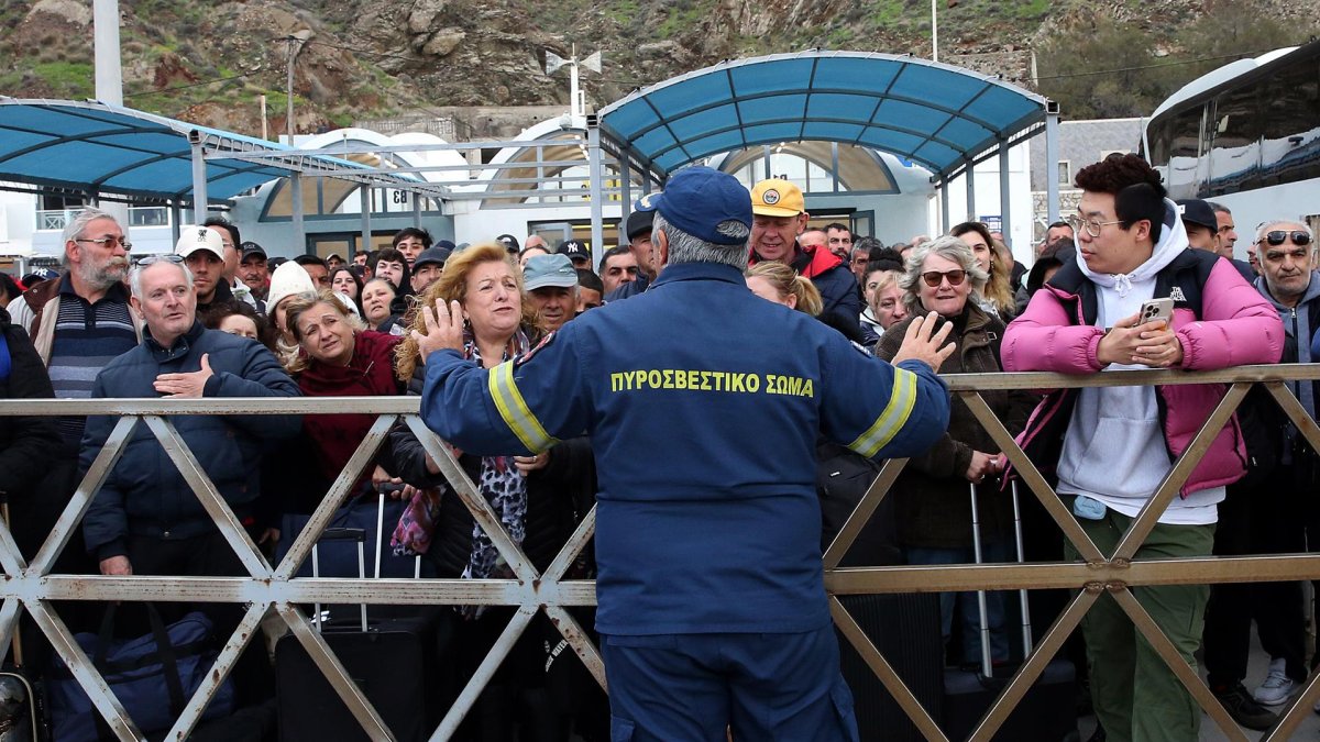 Residentes y visitantes esperan en el puerto de Athinios para abandonar la isla debido al aumento de la actividad sísmica, en Santorini, Grecia, el 4 de febrero de 2025.