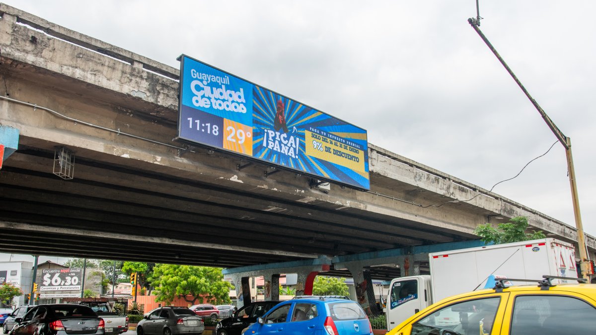 El Municipio reconoció que en 9 pasos vehiculares hay 13 pantallas led.