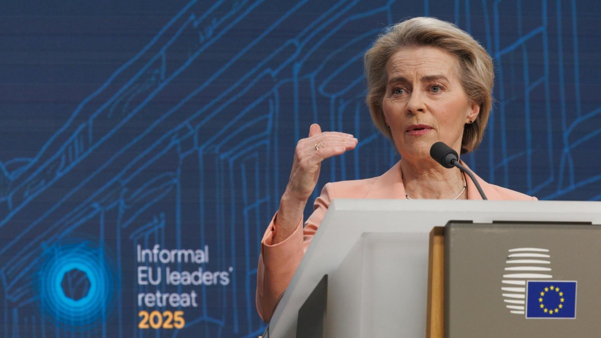 La presidenta de la Comisión Europea, Ursula von der Leyen, habla durante una conferencia de prensa con el primer ministro polaco, Donald Tusk, y el presidente del Consejo Europeo, Antonio Costa.