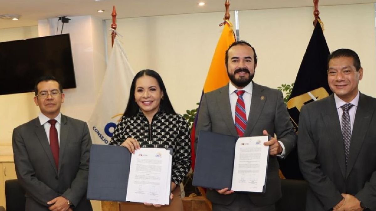 Diana Atamaint, presidenta del CNE, y Patricio Maldonado, titular de la AME, firmaron un acuerdo de cara a las elecciones generales 2025.