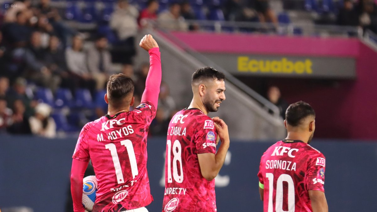 Michael Hoyos, delantero del Independiente del Valle, festeja un gol con la hinchada situada en los graderíos.