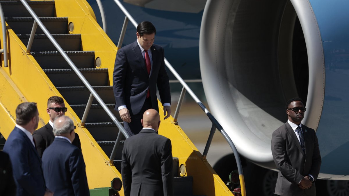 El secretario de Estado, Marco Rubio, llega a la sede de la Fuerza Aérea de Guatemala para reunirse en una reunión privada con el presidente guatemalteco Bernardo Arévalo de León este martes.