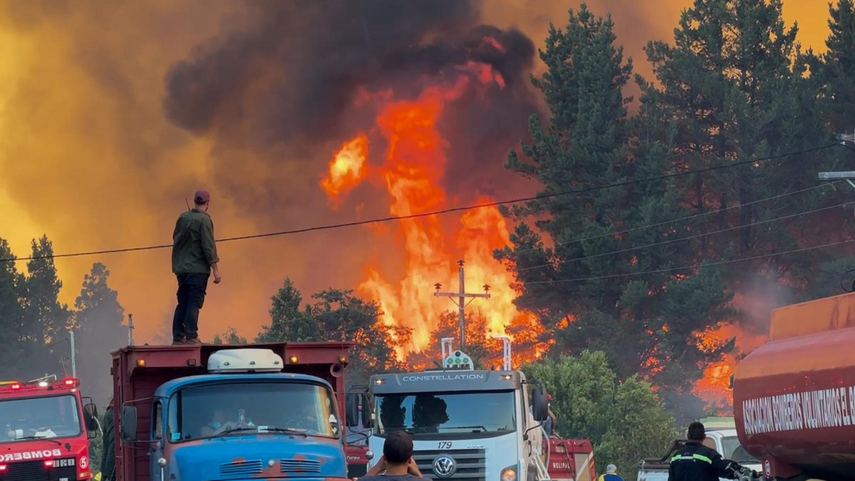 Personas observan los incendios el 3 de febrero de 2025 en El Bolsón, Río Negro (Argentina).