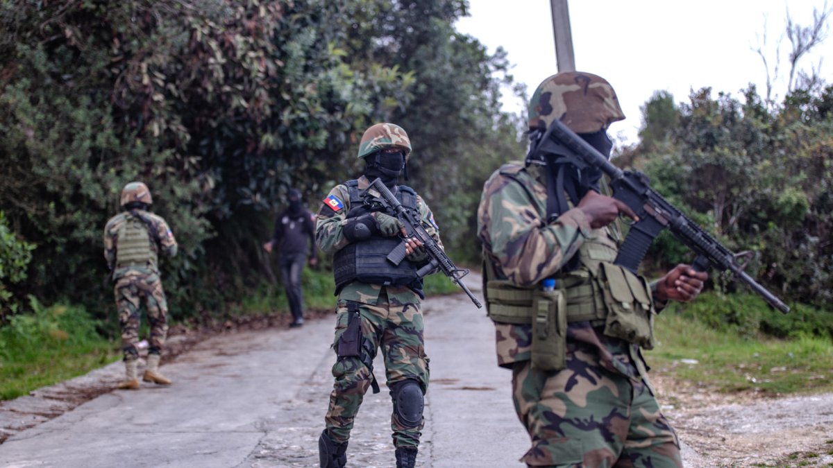 Soldados participan en un operativo este lunes, en Kenscoff (Haití).