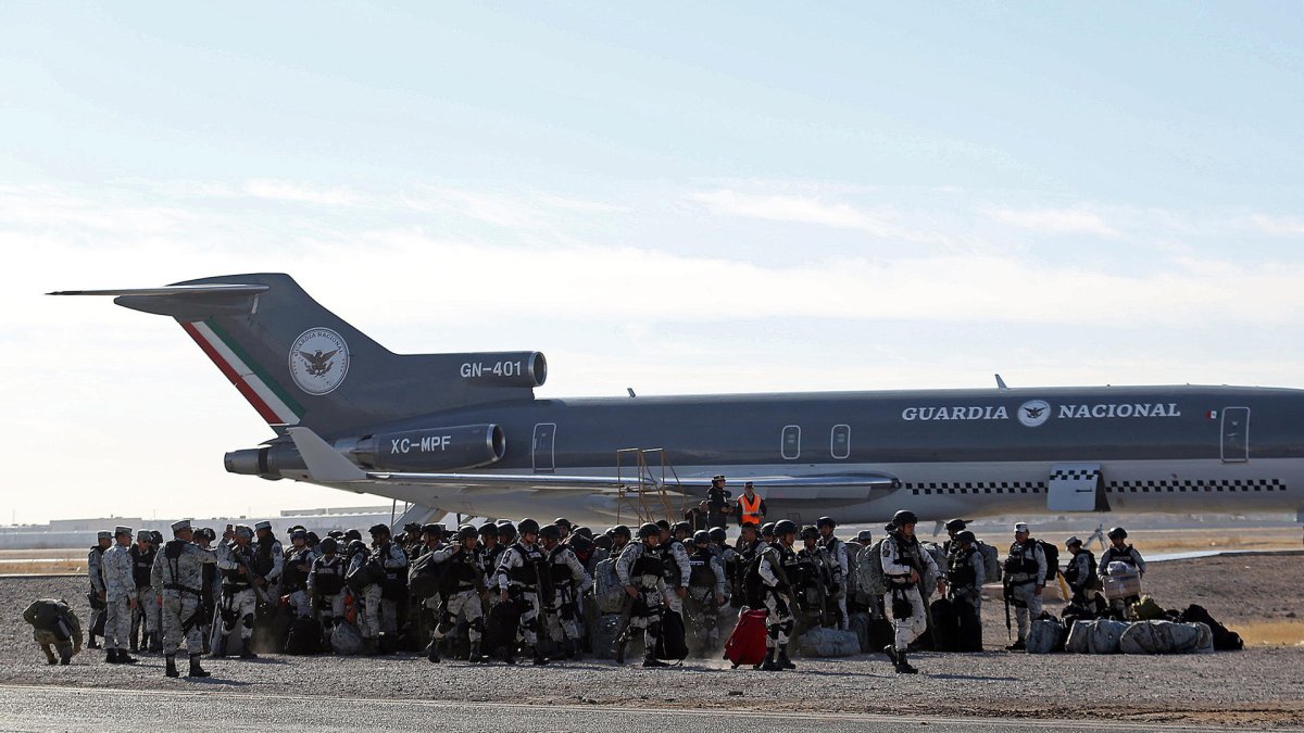 Integrantes de la Guardia Nacional de México (GN) llegan a Ciudad Juárez este martes, en el estado de Chihuahua (México).