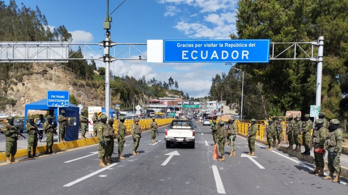 Militares han sido desplegados al Puente Internacional Rumichaca, en la frontera entre Ecuador y Colombia, este martes 4 de febrero.