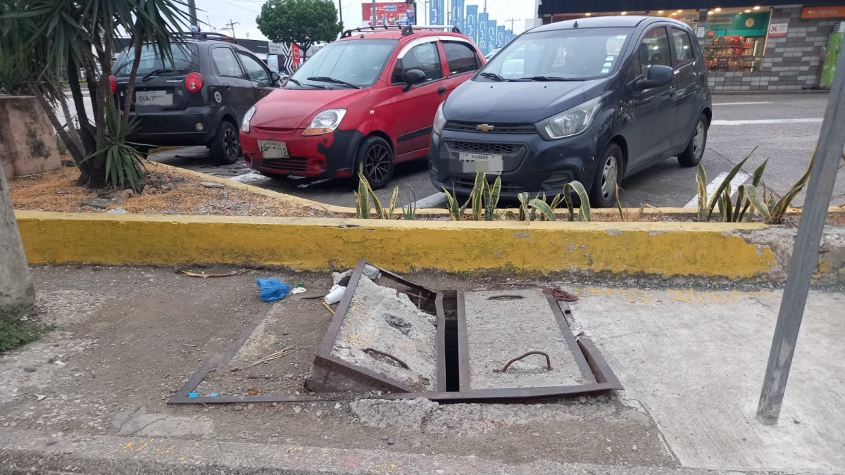 La tapa de una alcantarilla presenta desperfectos en el norte de Guayaquil.