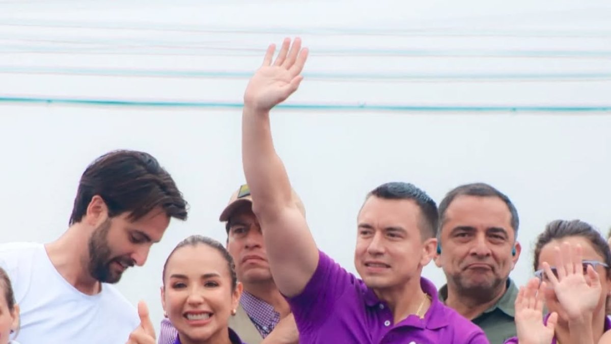 Yadira Bayas, candidata a asambleísta por ADN, es señalada por el CNE por regalar cocinas de inducción en campaña electoral.