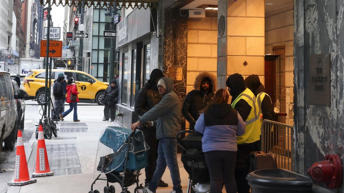 Foto del 21 de enero de 2025 de personas entrando y saliendo de un refugio para migrantes en el antiguo Hotel Roosevelt en Nueva York, Nueva York, EE. UU.
