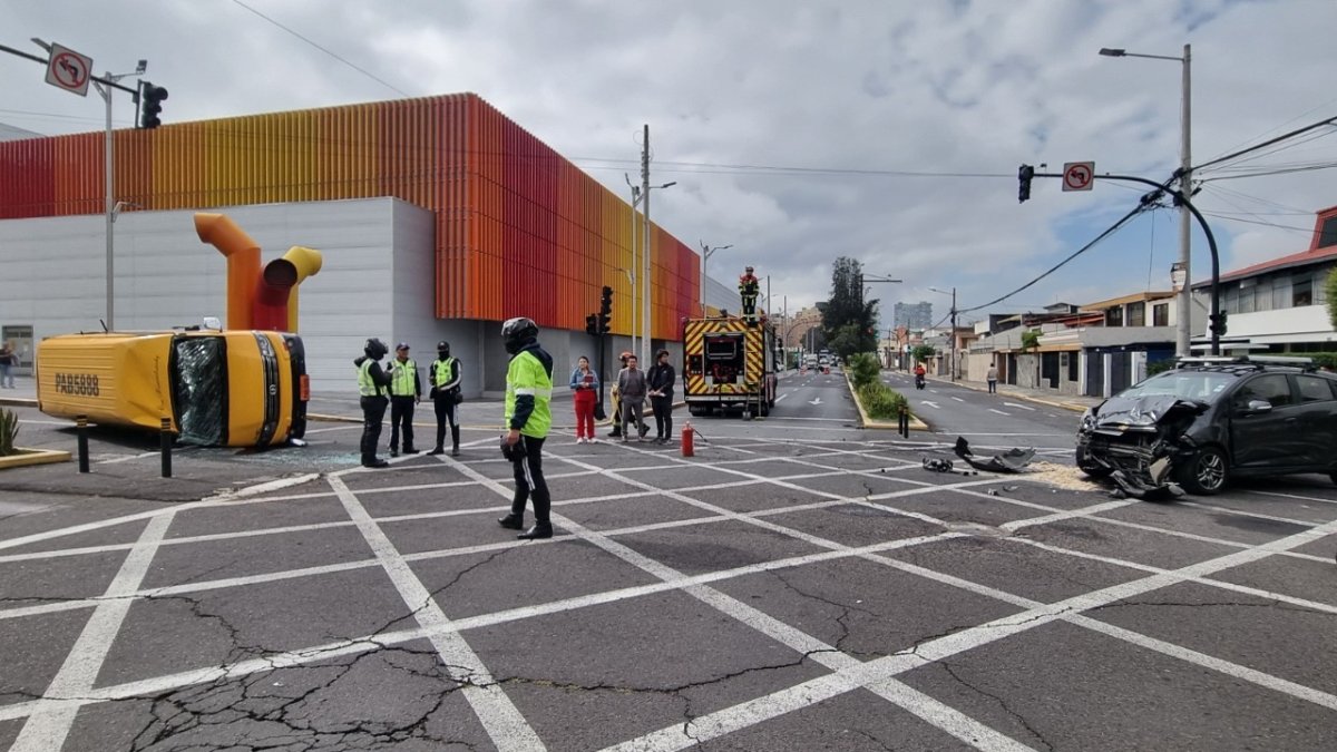 Los vehículos involucrados en el siniestro quedaron sobre la intersección.